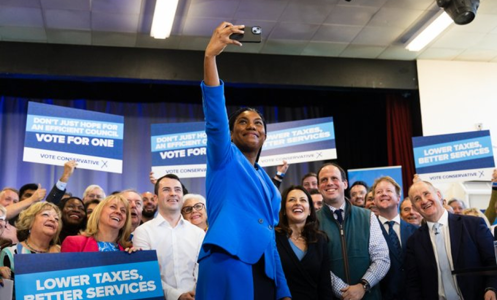 Kemi with supporters